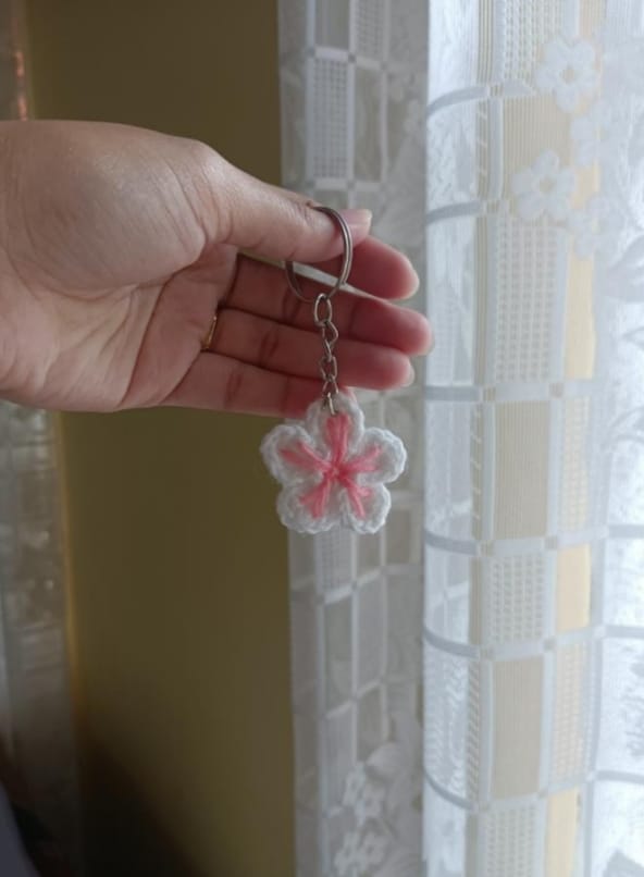 Handmade Crochet Flower Bouquet Keychain – WHITE AND PINK Bloom