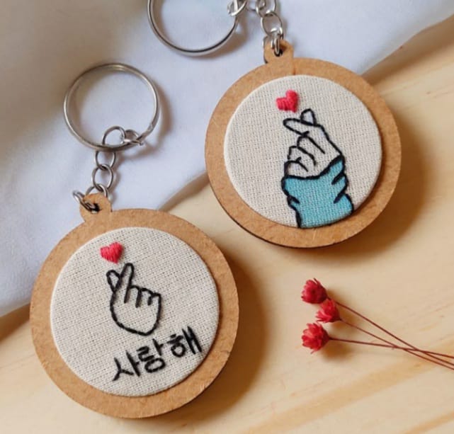 π¨ Hand-Embroidered Art Keychain ( for 1)