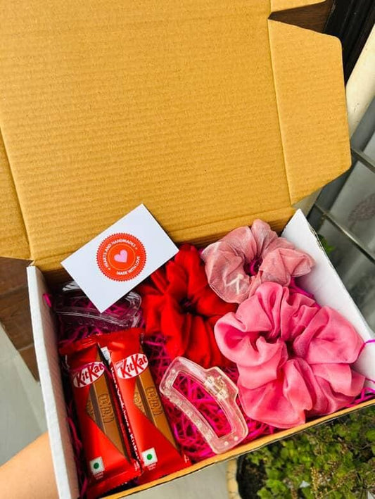 💕 Sweet Mini Gift Box – Chocolates &amp; Scrunchie Surprise